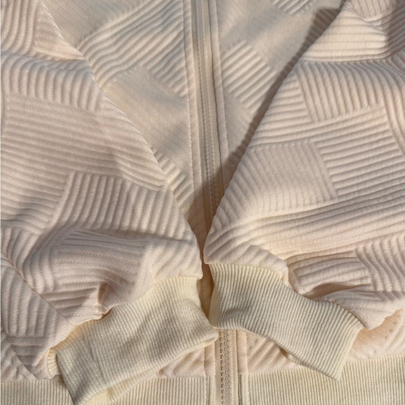 NWOT Women’s Cream Zip-Up Sweater Size L Textured Long Sleeves Polyester - Picture 9 of 14